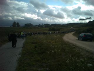 Pielgrzymka na tle Swarzewa – widać wieżę sanktuarium